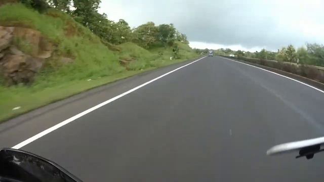 Enjoyjng the corners on kTm Duke 390 смотреть онлайн