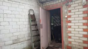 Расхламляем и подготавливаем к ремонту летнюю кухню.