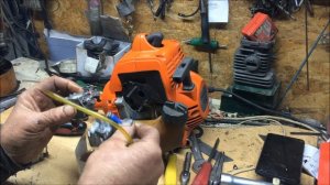 Бензо-триммер Хускварна-128. Льёт  карбюратор.Сезонные хлопоты по заводке!