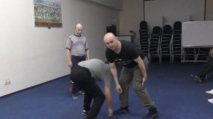 Момент силы, мухи, удар ладошкой. В общем смотрите сами))).