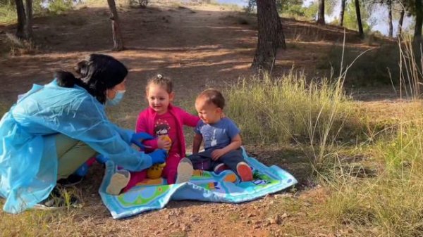Doctor treating a child! 治疗孩子的医生 Доктор лечит ребёнка!