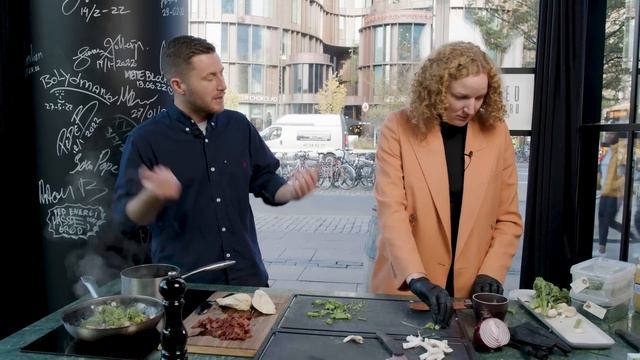 ENHEDSLISTIG HØNSESALAT MED ROSA LUND смотреть онлайн