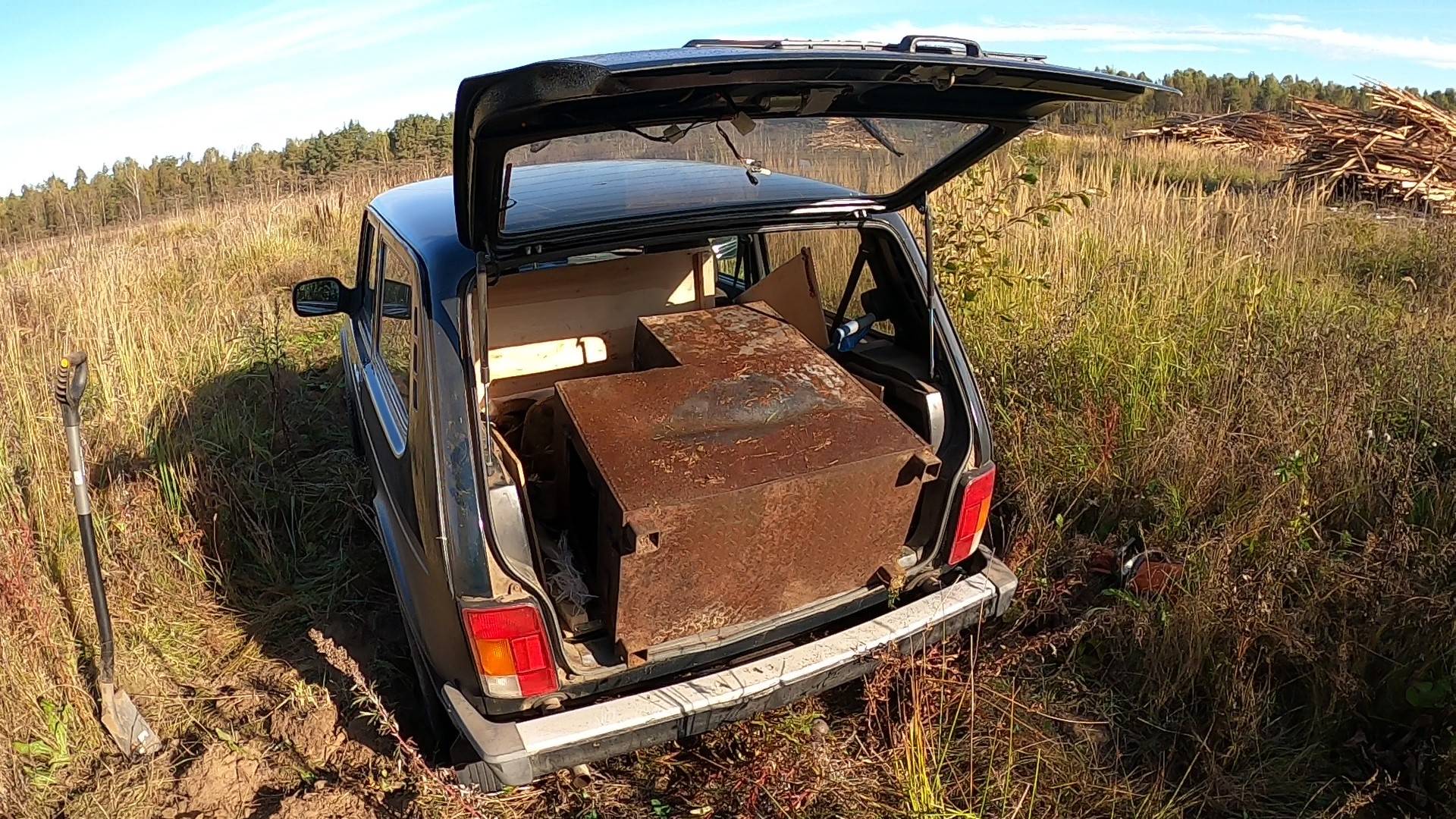 Вот это я удачно заглянул за сарайчик... коп металлолома