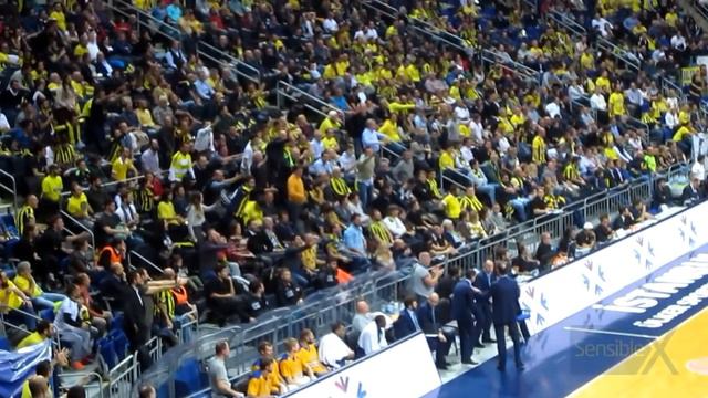 Khimki koçu Bartzokas tribündekilere yönelince çevreden tepki görür смотреть онлайн