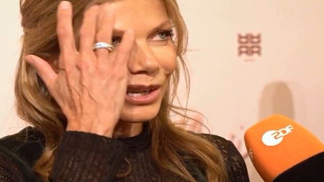 URSULA KARVEN Sie bestätigt ihre Hochzeit und zeigt ihren Ehering смотреть онлайн