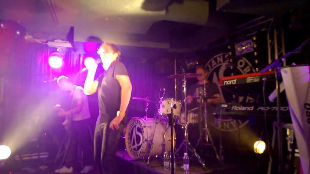 Neljänsuora - Julia смотреть онлайн