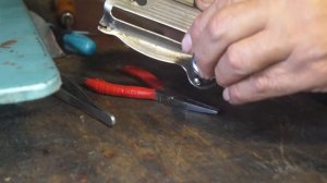 Клинит швейную машинку. ПМЗ-2М. Устраняем. Всё просто.