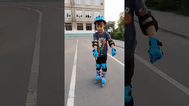 Захар осваивает ролики... смотреть онлайн