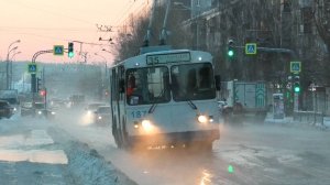 «Прорыв трубы». Троллейбус ЗиУ-682Г [Г00] борт. №187 следует по улице Крауля по маршруту №35