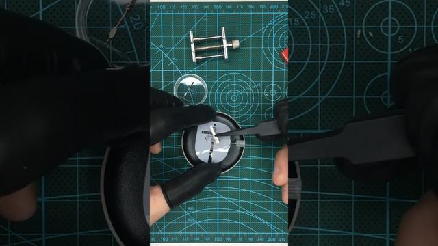 «На гребне волны» - сборка мужских наручных часов смотреть онлайн