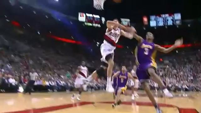 Trevor Ariza Flagrant Foul on Rudy Fernandez (March 09 2009) смотреть онлайн