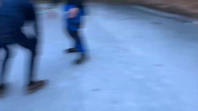 Mir gean bon Solzpichlersea eini und der Johannes hot schiss weil es Eis zu dunn isch смотреть онлайн