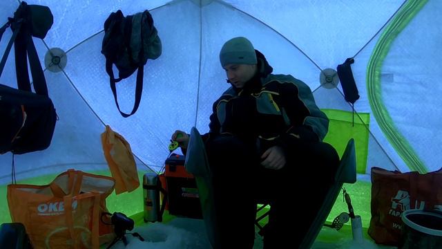 Эпичная рыбалка на корюшку. Поймал три вида рыб. Нарушил правила. Горбатый мост. Рыбалка в непогоду. смотреть онлайн