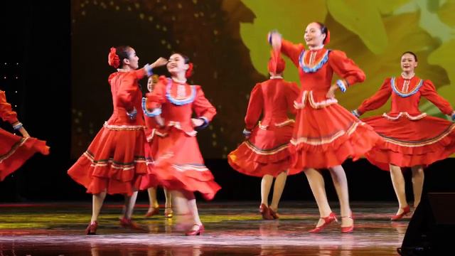 «Казачий танец», Ансамбль народного танца «Катюша» (Таиланд) смотреть онлайн