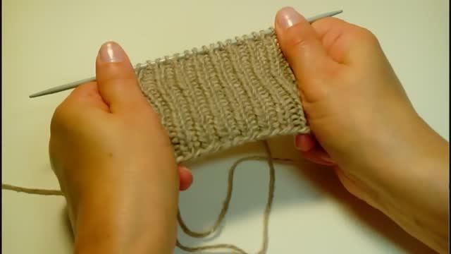 Простая РЕЗИНКА 1 на 1. Учимся вязать спицами. смотреть онлайн