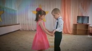 малыши поздравляют выпускников детского сада.