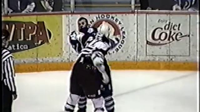 Scott Parker vs Dennis Maxwell AHL Jan 20/99 смотреть онлайн