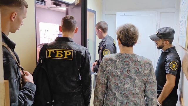 Сотрудники "Барс" спешат на работу. Как начинается утро в "Барсе" смотреть онлайн