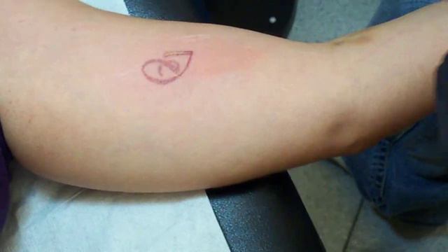 In the study Love Hate (of Andrea Brunelli) during a small tattoo ... смотреть онлайн