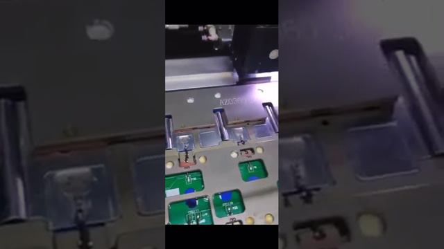 Нанесение клея бесконтактным дозатором MFD смотреть онлайн