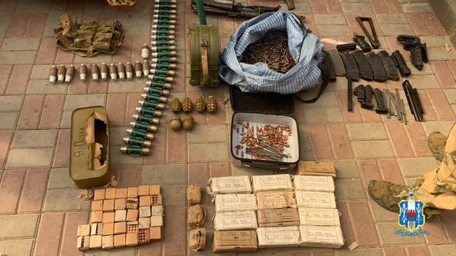 В Ростовской области сотрудники полиции изъяли у местного жителя незаконно хранящееся оружие смотреть онлайн