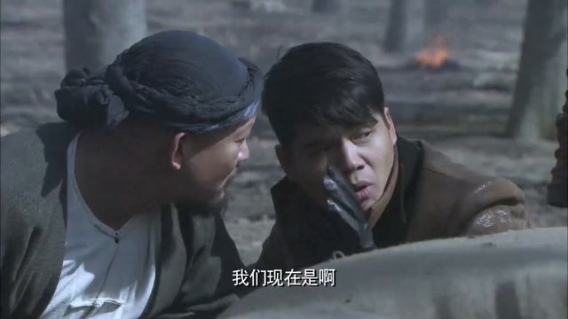 日軍憑藉裝備優勢死守武器庫，不料八路軍有秘密武器，瞬間扭轉局勢搶裝備！ смотреть онлайн