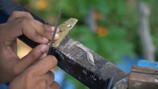 Kukri Knife Just Using a Hacksaw Blade !! (Mini Kukri knife) смотреть онлайн