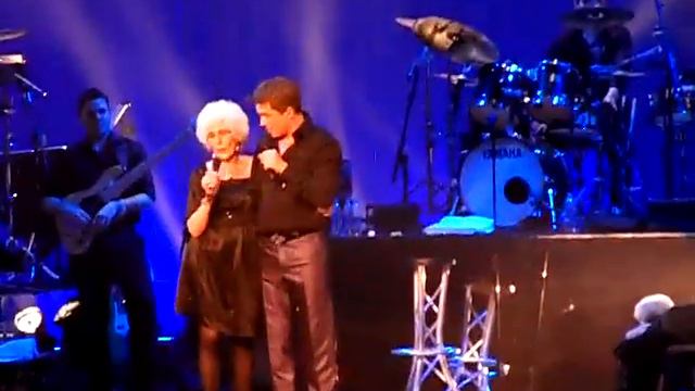 John Barrowman and his mum performing Amazing Grace смотреть онлайн