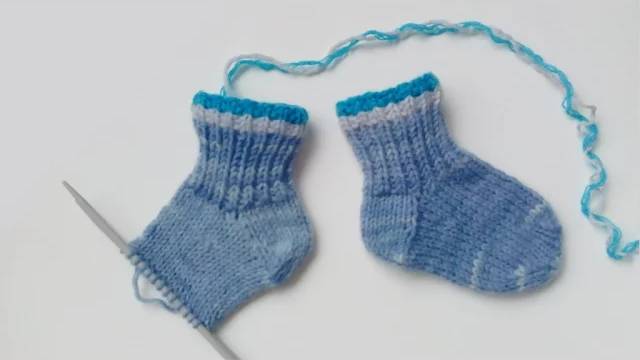 Как связать ДЕТСКИЕ НОСОЧКИ спицами. Подробный урок. смотреть онлайн