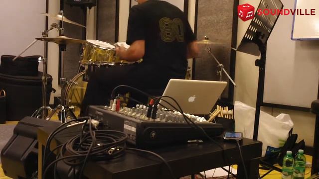 Pier Paolo Ferroni a Soundville Outtake practicing Licks смотреть онлайн