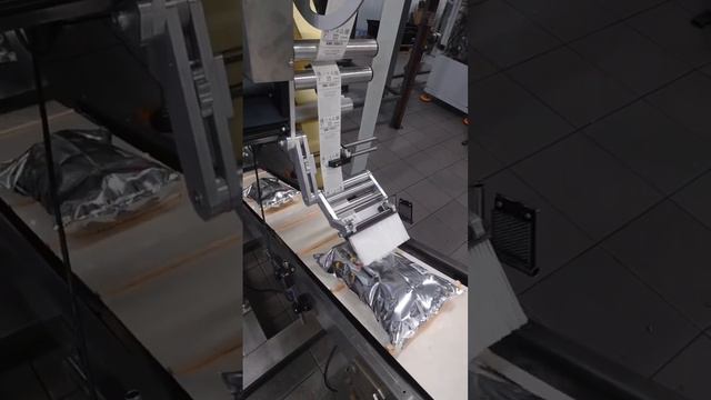 Работа аппликатора этикеток А-150 | Маркировка Лутовских снеков смотреть онлайн