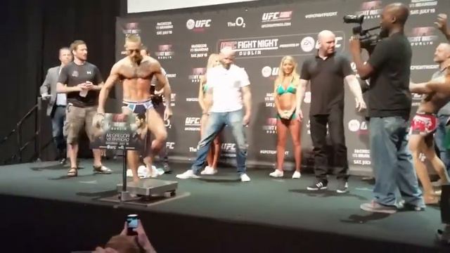 Conor McGregor vs Diego Brandao weigh in смотреть онлайн