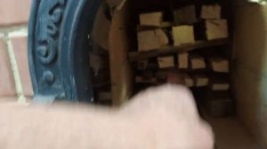 Укладка дров в печь под казан