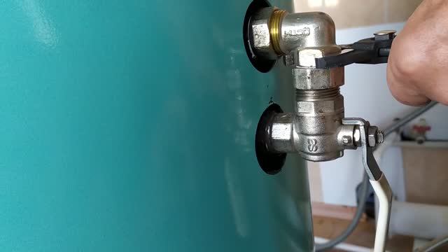 Стерилизатор паровой Вка-75-ПЗ. Ремонт углового крана смотреть онлайн