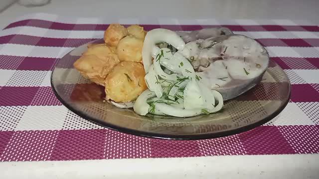 Слабосоленая СКУМБРИЯ. Очень вкусно! ( чем дольше стоит в заливке, тем вкуснее и вкуснее... 😉) смотреть онлайн