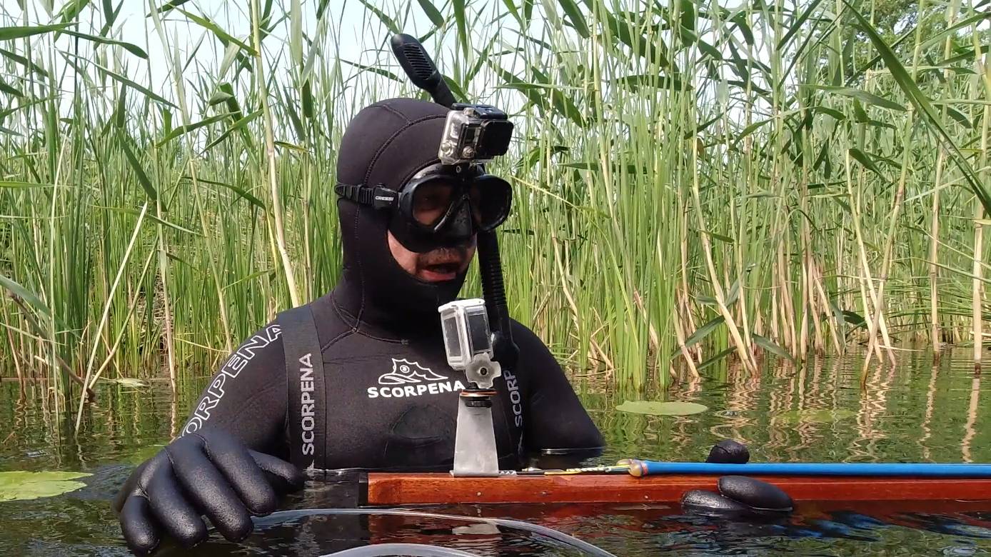 Подводная охота на малой реке в завалах и кустах смотреть онлайн