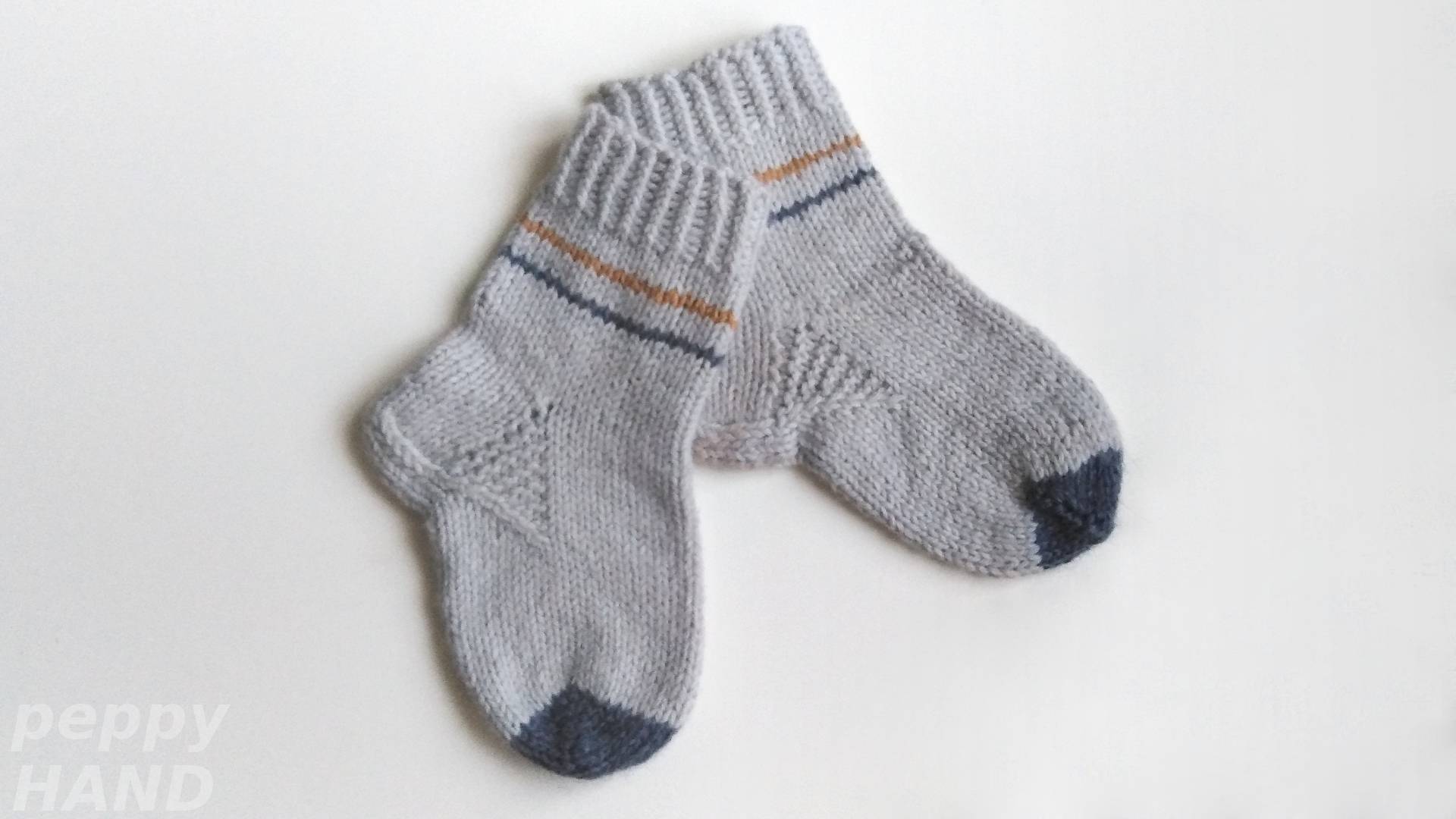 Как связать ДЕТСКИЕ НОСОЧКИ спицами | Урок для начинающих смотреть онлайн