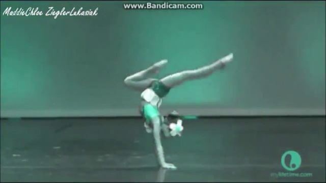 Mackenzie's Christmas Solo- Jingle Bell rock! смотреть онлайн
