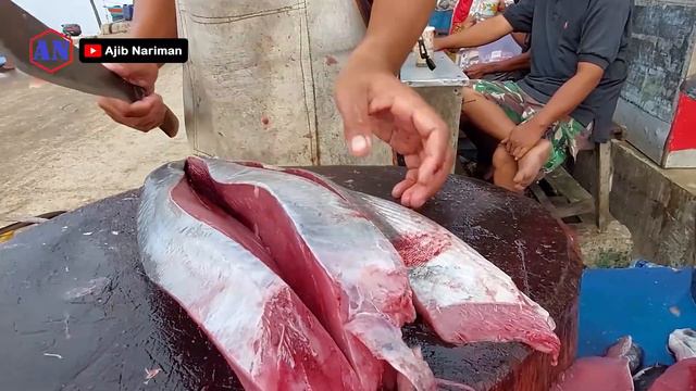 Skills Menakjubkan Abang Fadil Potong Ikan Tuna Segar Untuk Warung Klasari смотреть онлайн
