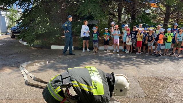 Дети побывали в гостях у севастопольских огнеборцев МЧС России смотреть онлайн
