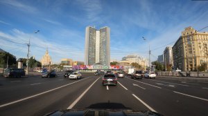 Осень в Москве. По центру на машине