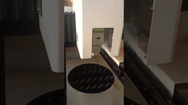 Лазерная резка металла на оптоволоконном лазерном станке XTC-1530H/3000 Raycus смотреть онлайн