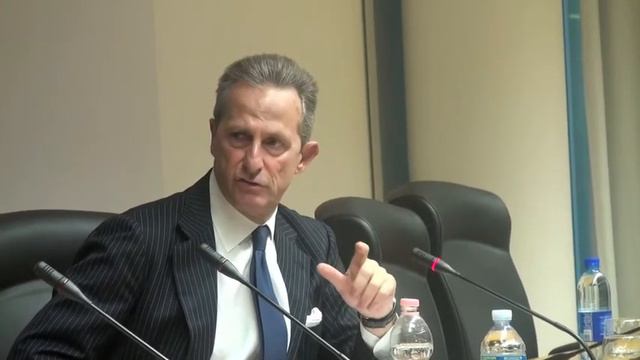 Prada, Versace e l'incognita dei private equity nella moda смотреть онлайн