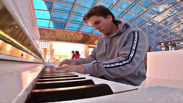 Interstellar Airport Piano Performance Paris Peter Buka смотреть онлайн