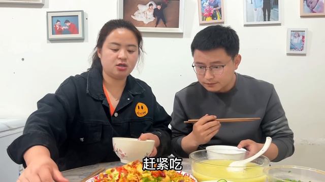 陕北媳妇做特色洋芋擦擦，青红辣椒一起炒，亮亮吃的可美了！【胖手手丹丹】 смотреть онлайн