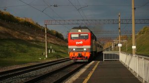 Тепловоз ТЭП70БС-256 с приветливой бригадой и радуга.