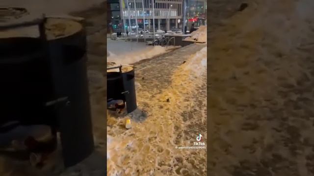 А это центр Риги, привокзальная площадь, столица Латвии.. Цивилизованная Европка.