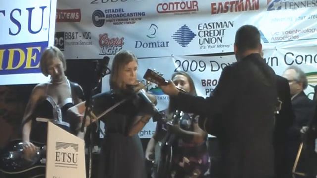ETSU Bluegrass Band- fiddler Tara Sansom plays "Orange Blossom Special" смотреть онлайн