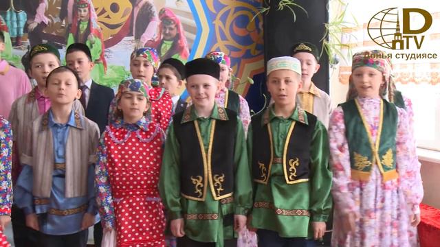 Тамчы балалар фольклор ансамбле Бәйрәм бүген җырын башкара