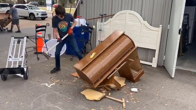 RIFman destroys a desk with Half Life sound effects смотреть онлайн